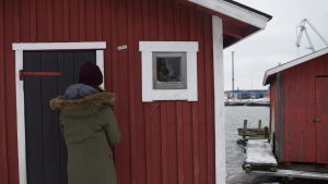 I boken "Under isen" försiggår spännande saker i sjöbodarna på Gunnarstrand. I "Nära till natten" händer ännu värre kusligheter i en bod på Stormärsan. Karin Collins låser upp dörren till en sjöbod i Gunnarstrand, Hangö.