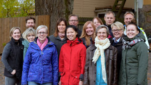 Yle Västnyland 2017: Från vänster Nicole Hjelt, Carola Turunen, Jonas Sundström, Marica Hildén, Helena Rosenblad, Malin Karlberg, Bubi Asplund, Tiina Grönroos, Monica Slotte, Christoffer Westerlund, Pia Santonen, Patrik Rosström, Gunilla Ginström och Malin Valtonen. Gruppbild på största delen av de personer som jobbar vid Yle Västnyland i oktober 2017.