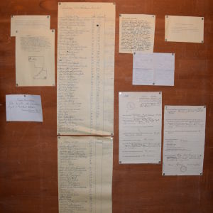 Informationstavlan med listan över de dödsdömda Informationstavlan med listan över de dödsdömda