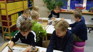 Skidan löper inte utan snö. Så snart det blir vinterväder går det ändå att ändra på schemat så att barnen får njuta av riktigt vinterföre. Klass 3 och 4 har bildkonst i Västankvarn skola i Ingå.