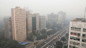 Myndigheterna har bland annat utlyst byggstopp och begränsningar i trafiken för att förbättra läget Tjock dimma över byggnader i New Delhi, Indien