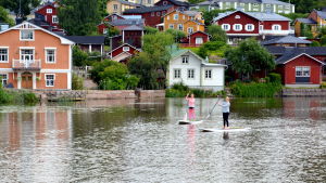 SUP-paddling på Borgå å ger nya perspektiv. SUP:are (stand up surfare) på Borgå å