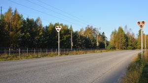 De första trafikljusen i Raseborg finns i Karis. Trafikljus vid nya brandstationen i Karis.