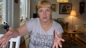 När Kerstin berättar om sina projekt blir hon riktigt ivrig. bild på Kerstin Karlbergsom gestikulerar medan hon pratar