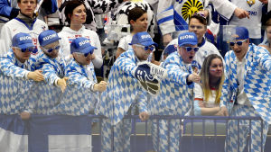 Karneval när man går på hockey, bilden från VM 2015. Finska fans, ishockey-VM 2015.