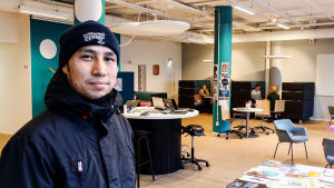 Hadi uppskattar den service han fått det senaste året. Hadi besöker Navigatorn i Kampen i Helsingfors.