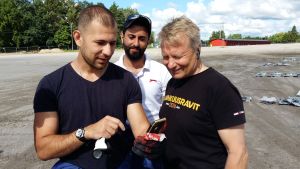 Ihab Alassafi visar bild på sin häst Layla för Mohammed Al Magsossi och Jarmo Virtanen. Ihab Alassafi visar bild på sin häst Layla för Mohammed Al Magsossi och Jarmo Virtanen.