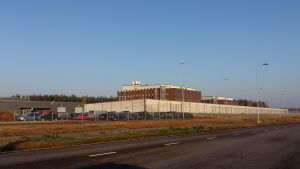 Fängelset i Starrbacka var nybyggt då Anders Adali avtjänade sitt straff där. Fängelset ersatte den beryktade anstalten Kakola som stängde 2007. Åbo fängelse i Starrbacka är en byggnad i rödtegel, omgiven av en vit mur och taggtrådsstängsel.