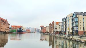 Gdańsk har en över 1300 år gammal historia som fiskarby och hamnstad - här en kaj med arkitektur från flera olika sekler. Gdańsk har en över 1300 år gammal historia som fiskarby och hamnstad - här en kaj med arkitektur från flera olika sekler.