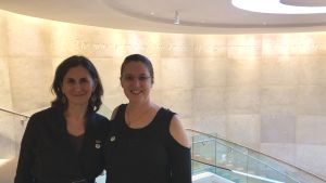 Kati Hornung (till höger) tillsammans med Catherine Fletcher i Virginia Capitol, delstatsparlamentet i Virginia. Kvinnoaktivisterna Kati Hornung och Catherine Fletcher.