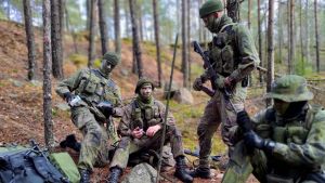 Efter en tur i den virtuella världen övar beväringarna samma sak i den verkliga världen. Spanare tränar i riktig skog.