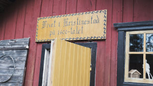 Kyltti jossa teksti "Livet i Kristinestad på 1600-talet"