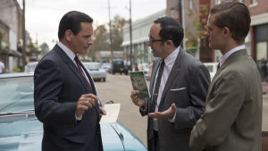 Nyttig reselektyr. Skivbolagets representant (P.J. Byrne) uppmanar Tony att följa råden i "The Negro Motorist Green Book". Tony Lip får guideboken av Don Shirleys manager.