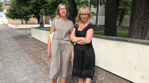 Irina Muuri har varit på semester i Riga för en vecka sedan. Anne Kiviniitty vill däremot inte åka utomlands i år. Irina Muuri och Anne Kiviniitty står bredvid varandra utomhus.