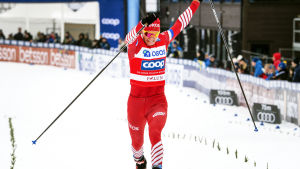 Alexander Bolsjunov korsar mållinjen förra helgen i Falun. Alexander Bolsjunov korsar mållinjen i Falun.