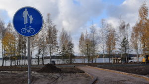 Från bostadsmässområdet löper ett cykel- och promenadstråk längs stranden ända in till Lojo centrum. Utsikten över Lojo sjö med strandpromenaden i förgrunden.