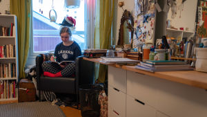 Lång matematik och fysik hör till abin Indigo Lauréns favoritämnen. "Men när jag börjar tänka på studentexamen så känns det inte direkt roligt längre", säger hon. Kvinnlig gymnasieelev läser en lärobok i fysik i sitt rum
