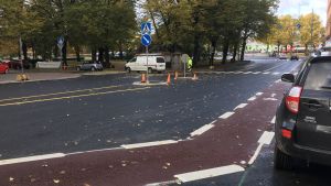 Parkeringsplatsernas placering vid cykelfilen är inte idealisk. Cykelfilen på Humlegårdsgatan i Åbo.