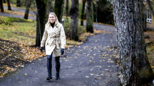 I flera år var överkänsligheterna närvarande i Susanne Agtes vardag, i dag känns de avlägsna. Susanne går i Vårdbergsparken, på marken ser man höstlöv.