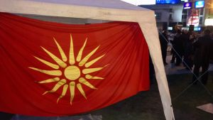 Makedoniens flagga används flitigt av dem som motsätter sig kompromisser i namnfrågan. Makedoniens flagga