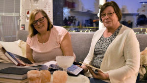 Gun-Britt Färm och Susanne Tallroth har många roliga minnen från tiden i Raseborgs Jyty. Mycket av det finns kvar i form av foton som Tallroth samlat i album. Gun-Britt Färm och Susanne Tallroth bläddrar i gamla album.