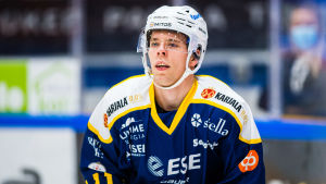Vitali Abramov reserverades sommaren 2016 av Jarmo Kekäläinens Columbus. Vitalij Abramov i Jukurits tröja.