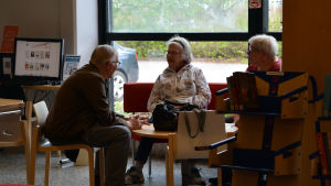 Fylls biblioteket snart av skolbarn som väntar på bussen? Alldeles vid ingången finns en tidningsläsesal