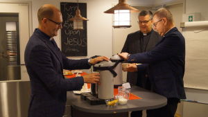 De nuvarande kyrkoherdarna ställer sig positiva till fusionen. Kyrkoherdarna Kaj Granlund, Hans Häggblom och Tomas Portin.