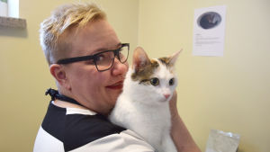 Patzmal var lättast att locka till porträttbilder, hon kröp också upp i Sirpa Pietikäinens famn. Sirpa Pietikäinen öppnar kattkafe i Vik 4 maj 2015