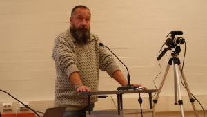 Janne Salonen (Ob) hade gärna sett att man höjde skatten i Kimitoöns kommun. Janne Salonen står vid talarstolen.