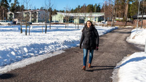 Skolans personal följer med eleverna till och från busshållplatsen varje dag. Rektor Jaana Viljakainen på sin skolgård.