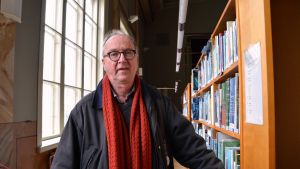 Kulturnämndens ordförande Thomas Rosenberg. Bild tagen i Lovisa mögel bibliotek.