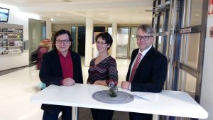 Pertti Vallittu tillsammans med Kristdemokraternas ordförande Sari Essayah och Peter Östman, ordförande för den kristdemokratiska riksdagsgruppen. Vallittu, Essayah, Östman