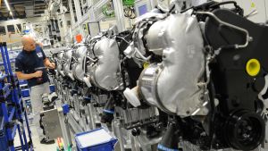 En Volkswagenanställd jobbar med dieselmotorer i en fabrik i Tyskland. En Volkswagenanställd jobbar med dieselmotorer i en fabrik i Tyskland.