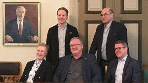 Så här glada var de inblandade när de presenterade Hanko Data Parks för pressen i mars 2018. Från vänster Agneta Evers, Frank Hoverfelt, Eero Hettula, Olof Exell och Patrik Gustafsson. Agneta Evers, Frank Hoverfelt, Eero Hettula, Olof Exell och Patrik Gustafsson.