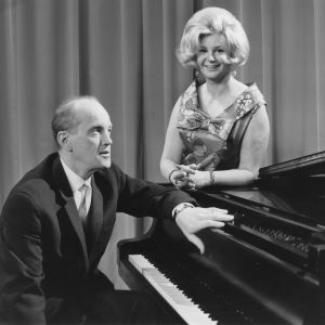Einar Englund ja Maynie Sirén 1967. Yleisradion televisio-ohjelma "Viidenkympin villitys". Kuvassa aviopari Einar Englund ja laulaja Maynie Sirén. (1967)
