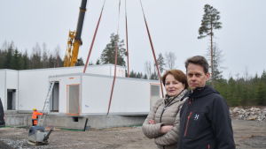 Slakteriet som består av olika moduler har nu anlänt till Västankvarn i Ingå. Meatgards vd Raija Rehnberg och styrelsemedlem Mikael Jern ser fram emot en ny verksamhet i Västankvarn. Raija Rehnberg och Mikael Jern följer med byggnadsarbetena vid det nya slakteriet i Västankvarn.