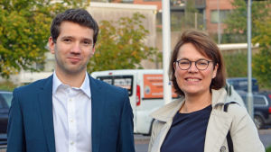 Ted Apter och Martina Harms-Aalto är medvetna om problemen. Ted Apter (Saml) och Martina Harms-Aalto poserar framför flaggstänger.