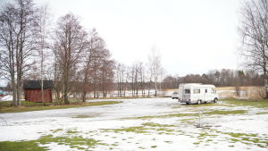 I dagsläget används området till viss del som parkering. Vid större utomhuskonserter på sommaren har också området varit i bruk. En öppen plats, kantad av några träd och som gränsar till havet. Där står två bilar parkerade.