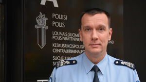 Överkommissarie Stephan Sundqvist vid Sydvästra Finlands polisinrättning. En polis i uniform står utanför polishuset i Åbo.