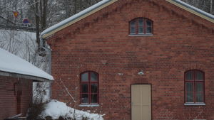 Den här tegelbyggnaden renoverades på 90-talet av Karis kurscenter. Den inrymmer en bastu som används av Axxell. En röd, gammal tegelbyggnad som renoverats och är i bra skick.