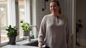 Åsa Björkman ville att köket skulle ge ha autentisk gammaldagskänsla med moderna element. Åsa Björkman vid diskbänken i sitt ljusa kök.