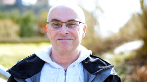 Jan Holmberg besöker ofta sin sommarstuga i Padva i Bromarv. Jan Holmberg ute, ser mot kameran och ler. Vår