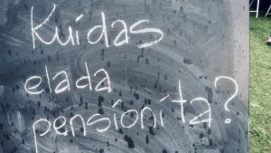 "Hur lever man utan pension?". Det var rubriken på en diskussion under årets åsiktsfestival Arvamusfestival i Paide i Estland. Hur kan man leva utan pension, står det på en skylt på Estlands åsiktsfestival Arvamusfestival.