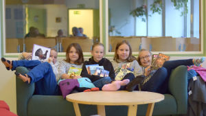 Läsning står på programmet under höstlovet för Liam Grönlund, Ada Nordström, Olivia Nyberg, Elin Herrmans och Vanezza Ekholm. Fem barn i tioårsådern sitter i en soffa med böcker i händerna.