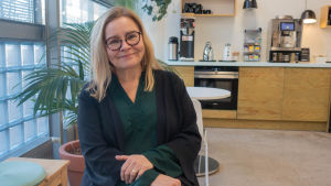 Tiina Härkönen på Sitra har tittat närmare på hur data slussas vidare på nätet. Porträtt på Tiina Härkönen