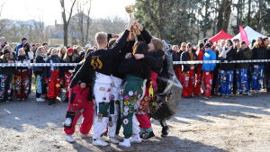 I februari kunde det ännu se ut så här på studerandeevenemang, i höst är det annorlunda. En grupp studneter kramas och håller upp en pokal.