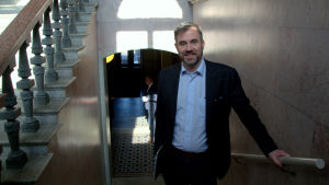 Biträdande stadsdirektör Fredrick von Schoultz Fredrick von Schoultz står i en trappa i Borgå stadshus