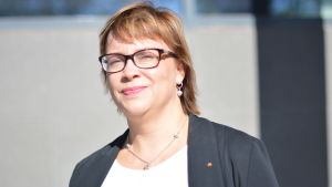 Sari Nielsen, tingsdomare vid Österbottens tingsrätt. Domare Sari Nielsen utanför justitiehuset i Vasa.