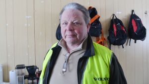 Jukka Jaatinen säger att trucken och den snart färdiga hallen i Valkom ska underhålla bland annat militärens båtar. Bild från Valkom.